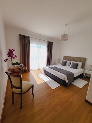 3 bedrooms, iron/ironing board, internet, bed sheets