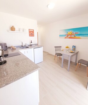 Réfrigérateur, cafetière/bouilloire