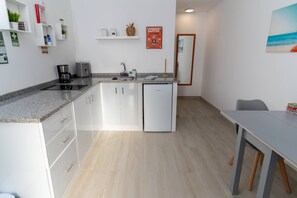 Kühlschrank, Wasserkocher mit Kaffee-/Teezubehör