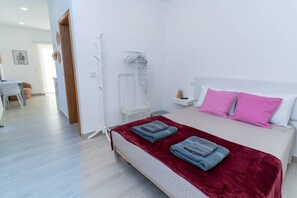 Tabla de planchar con plancha, internet y ropa de cama 