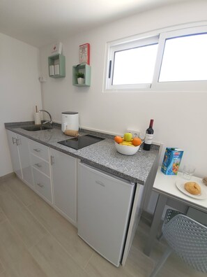 Kühlschrank, Ofen, Herdplatte, Wasserkocher mit Kaffee-/Teezubehör