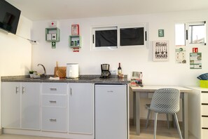 Réfrigérateur, un four, surface de cuisson, cafetière-théière