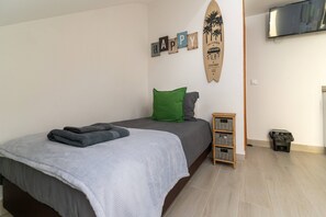 Fer et planche à repasser, accès à Internet, literie fournie