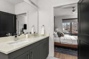 3 Schlafzimmer, Schreibtisch, Bügeleisen/Bügelbrett, Reisekinderbett