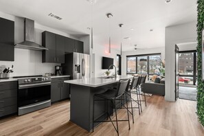 Fridge, microwave, oven, stovetop - Hazel Hiatus near Parthenon (Nashville)