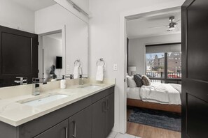 2 chambres, fer et planche à repasser, lit parapluie, Wi-Fi gratuit
