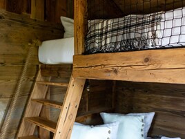 House | 1 bedroom, individually furnished