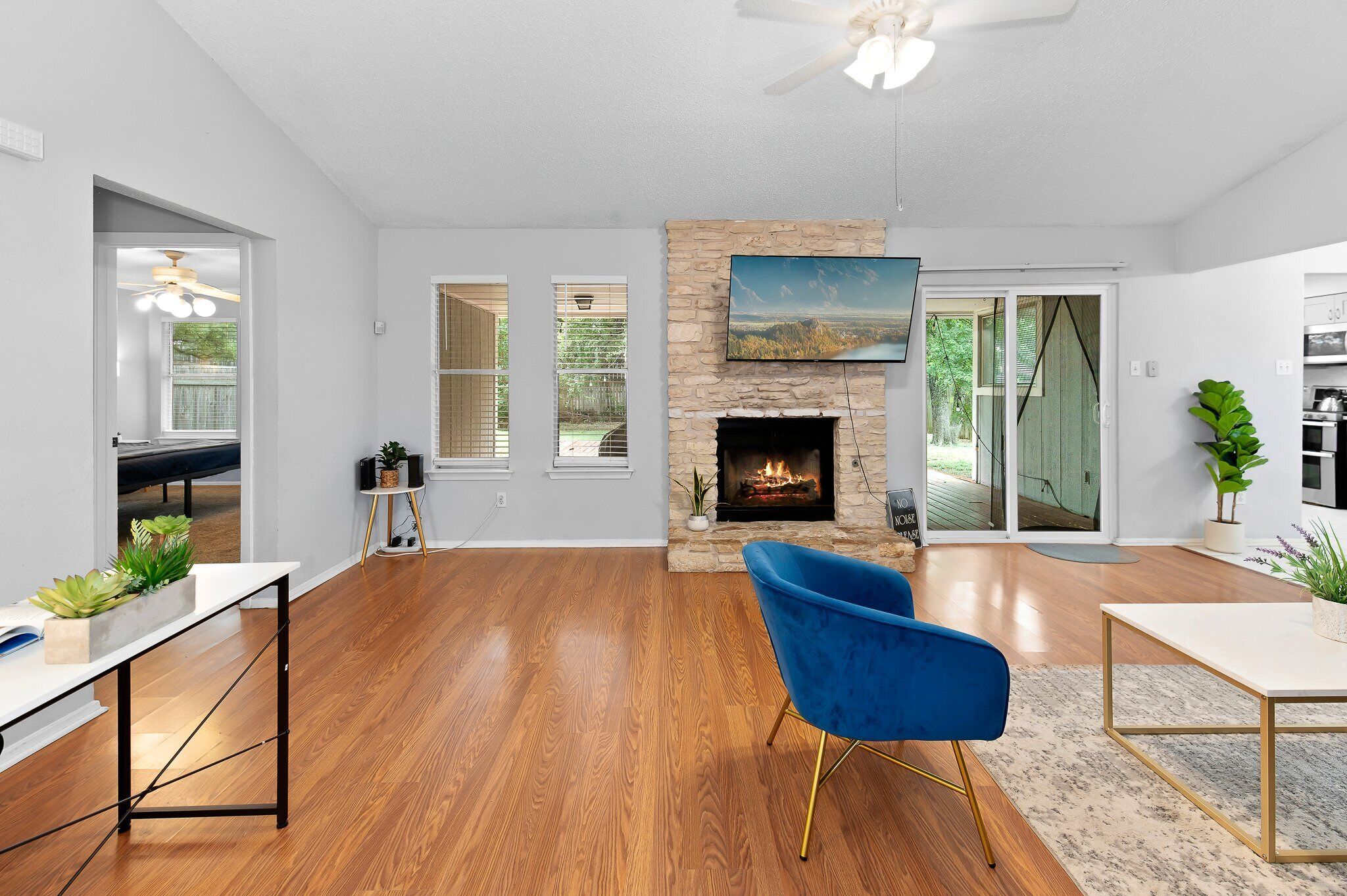 Älytelevisio, takka, pöytätennispöytä, kirjoja