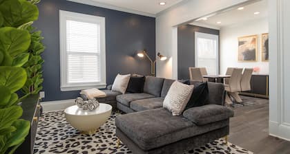 3 miles to B Ball, 5 min walk to Downtown! Stocked Kitchen, AC, WiFi, W/D