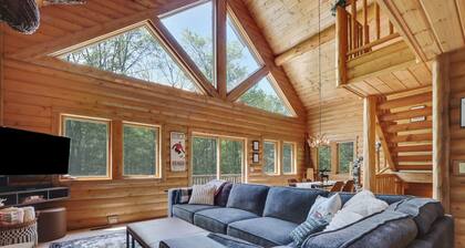 Boyne Mountain Cabin 4 Bedrooms garage and hot tub clean and cozy