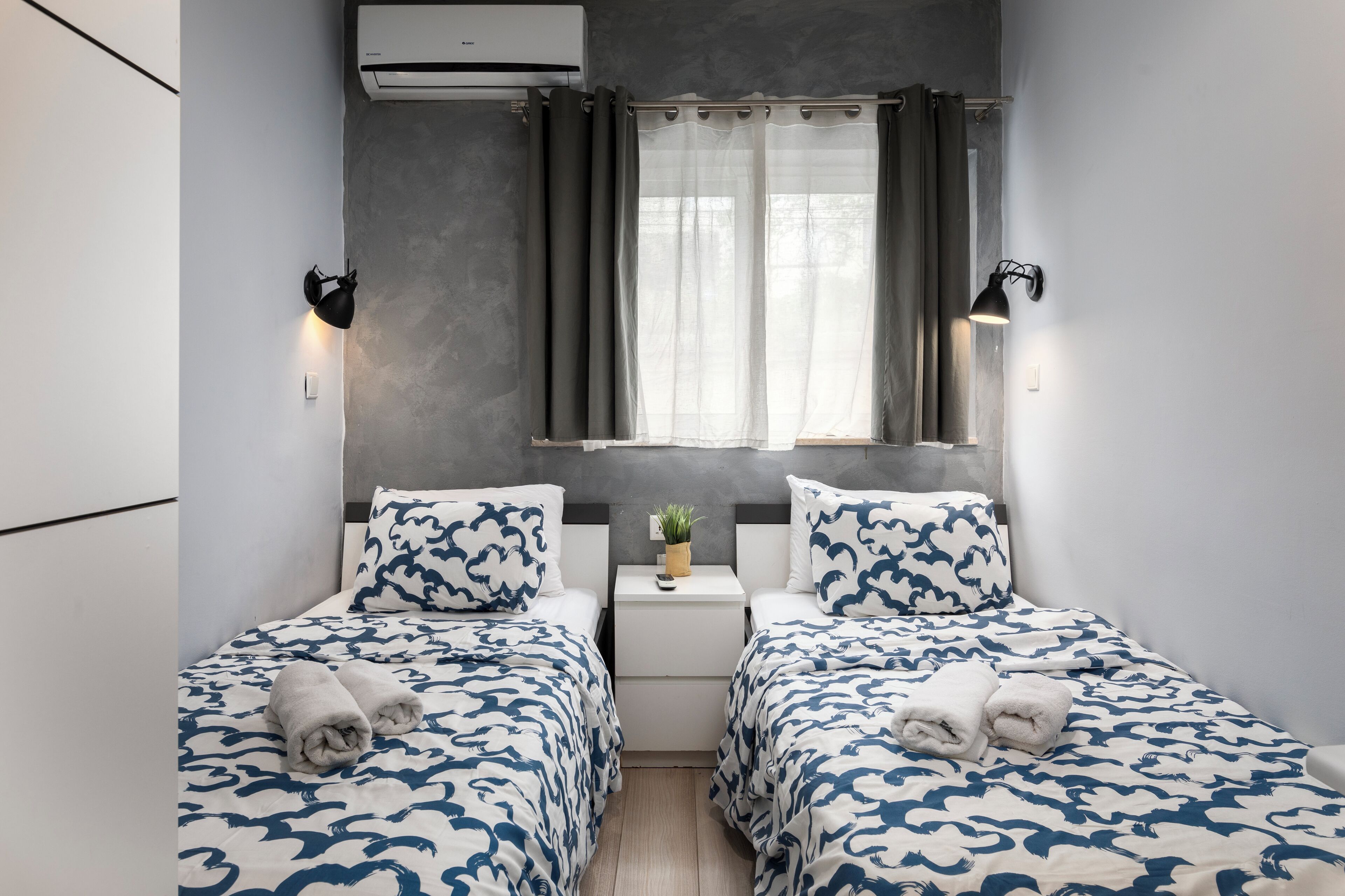 مكتب ومساحة عمل للكمبيوتر المحمول وواي فاي مجانًا