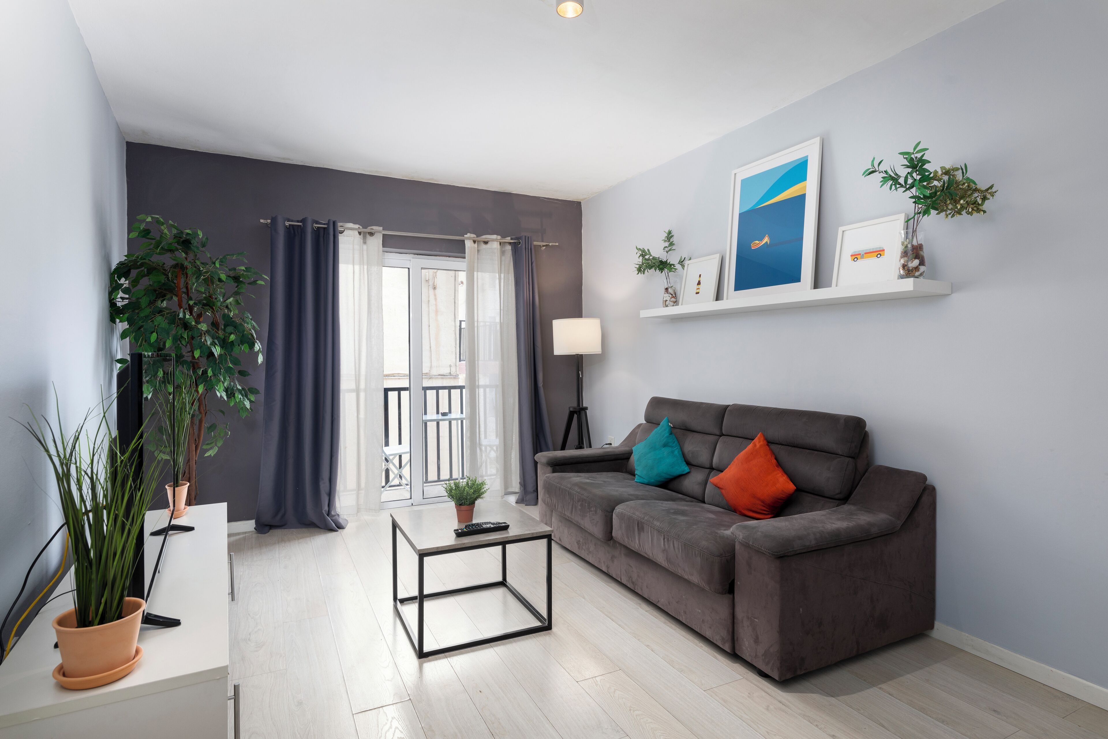 تلفزيون بشاشة مسطحة بحجم 32-بوصة يعرض قنوات تلفزيونية رقمية