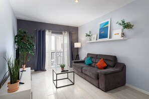 Télévision à écran plat de 32 pouces avec chaînes numériques