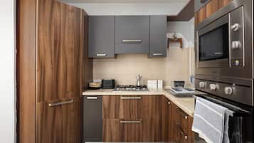 Refrigerador con congelador, microondas, horno y parrilla de estufa