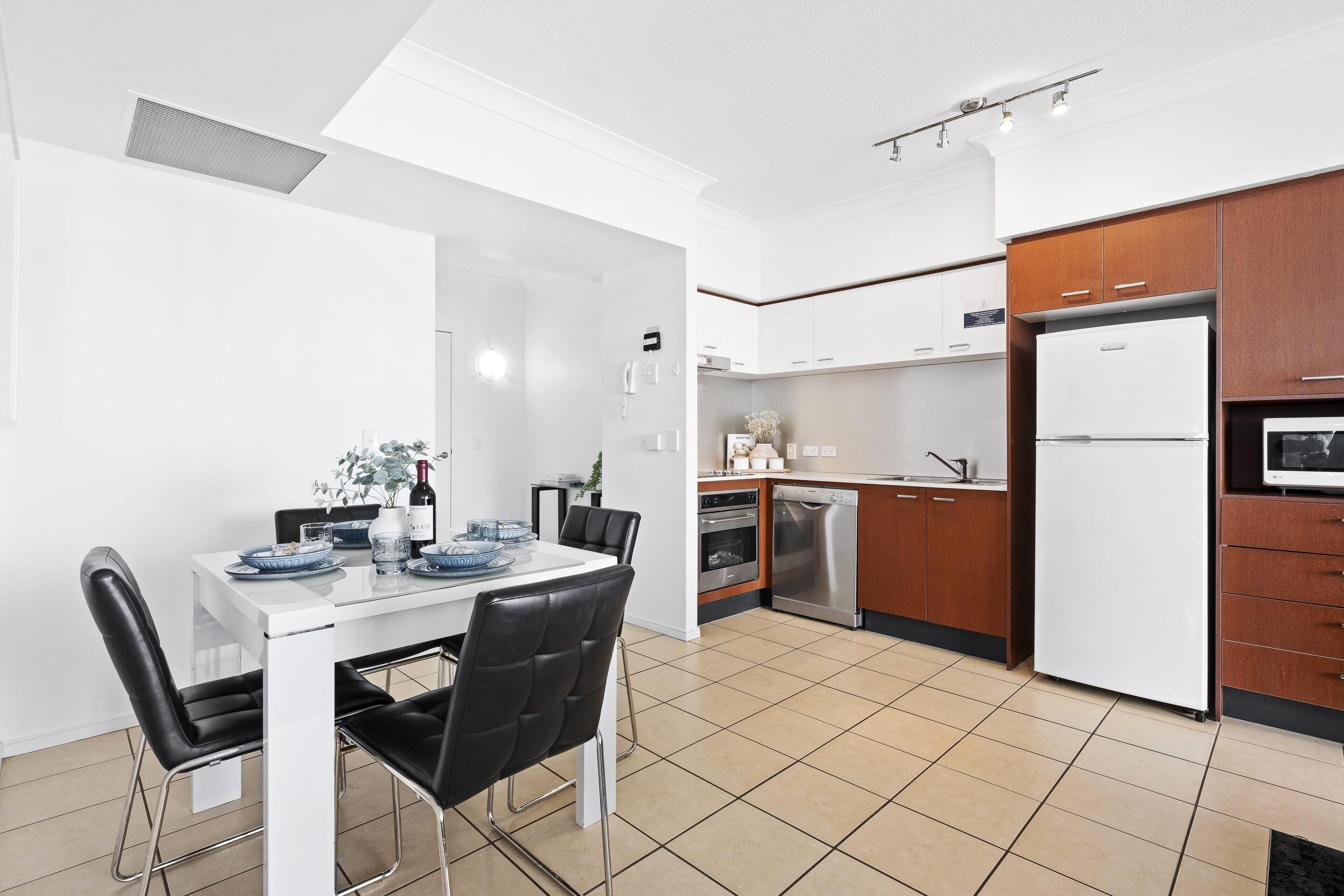 Refrigerador, microondas, horno, placa de cocina