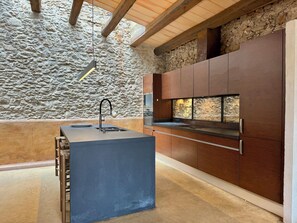 Een koelkast, een microgolfoven, een oven, een vaatwasser