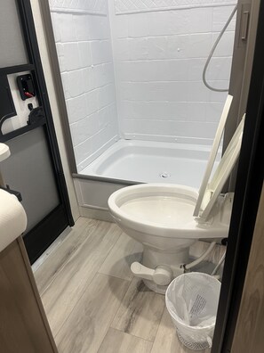 Handtücher, Seife, Toilettenpapier
