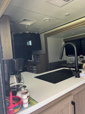 冰箱、微波炉、烤箱、炉灶