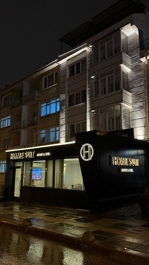 A building with a sign for 'HOME SUIT APART & OTEI' and a logo with a capital 'H'. - Home Suit apart otel (Kutahya)
