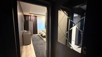 1 dormitorio, escritorio, espacio para trabajar con un portátil