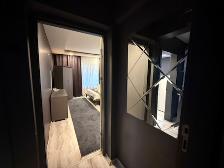 1 habitación, escritorio y espacio para trabajar con laptop