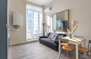 En 13-tommers smart-TV med digitale kanaler