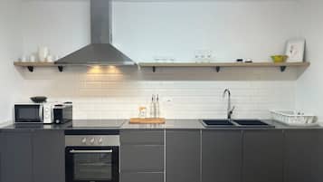 Een koelkast, een microgolfoven, een oven, een kookplaat