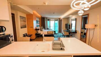 Luxury-Studio, Balkon, Stadtblick | Eigene Küche