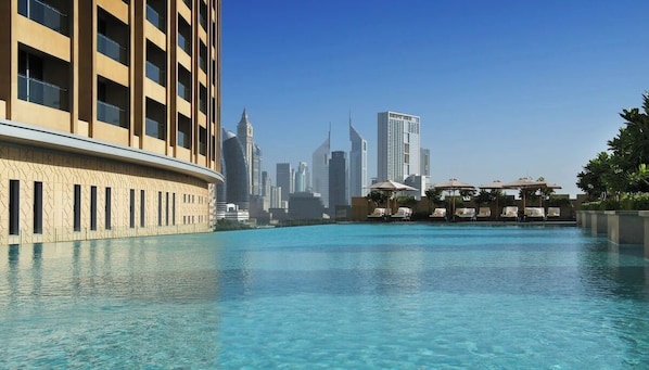 Outdoor pool, free pool cabanas, pool umbrellas - Studio with Superb View Downtown (Dubai)
