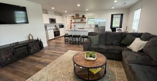 Charming 3-bedroom house in superb Farmington with WiFi, AC