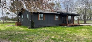 A single-story house with a porch, a small front yard, and a tree to the left. - Charming 3-bedroom house in superb Farmington with WiFi, AC (Farmington)