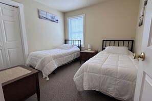 2 bedrooms, free WiFi, bed sheets - Island Pond Apartment on VAST Trail – 2BR, 1BA (Brighton)