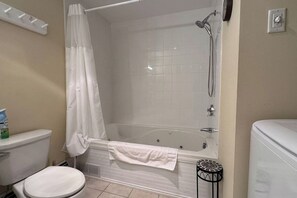 Banheira de hidromassagem, toalhas de banho