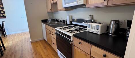 Køleskab, mikrobølgeovn, ovn, kogeplade