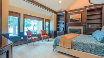6 bedrooms, desk, iron/ironing board, travel crib