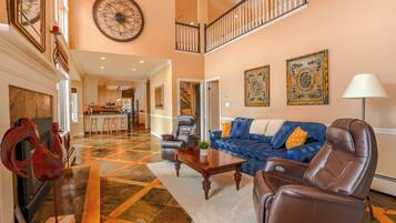 Smart-tv, een open haard, boeken en een printer