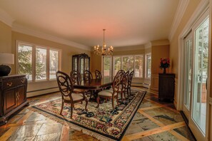 Dining - Spacious 6-Bedroom Mountain Home –Minutes from Park City’s Year-Round Adventures (Kamas)