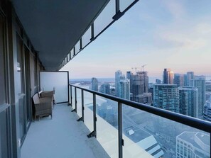 Familieleilighet, utsikt mot innsjø | Terrasse/patio