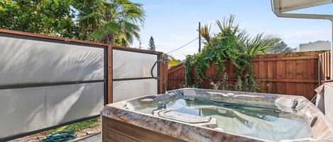House, 2 Queen Beds (Beachside Oasis) | Outdoor spa tub