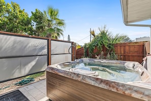 Hus - 2 queensize-sängar (Beachside Oasis) | Bubbelpool utomhus