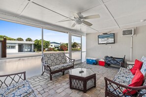 House, 2 Queen Beds (Beachside Oasis) | Living area