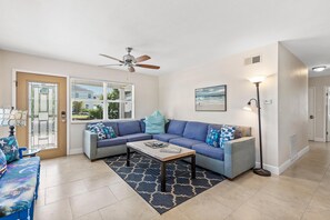 House, 2 Queen Beds (Beachside Oasis) | Living area