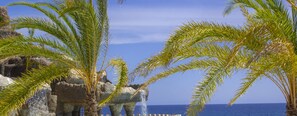 A rocky landscape with palm trees and a clear view of the ocean. - New Villa With the Private Pool - is Ideal for Your Family (Sosúa)