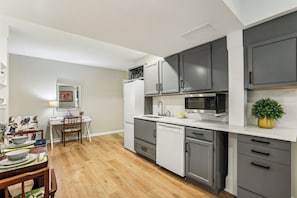Fridge, microwave, oven, stovetop - Chic 1-bedroom with WiFi and AC in fabulous Alpharetta - Blue Gate (Alpharetta)
