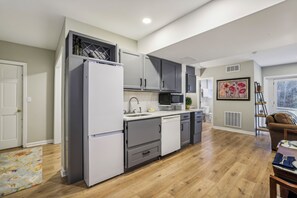 雪櫃、微波爐、焗爐、爐具