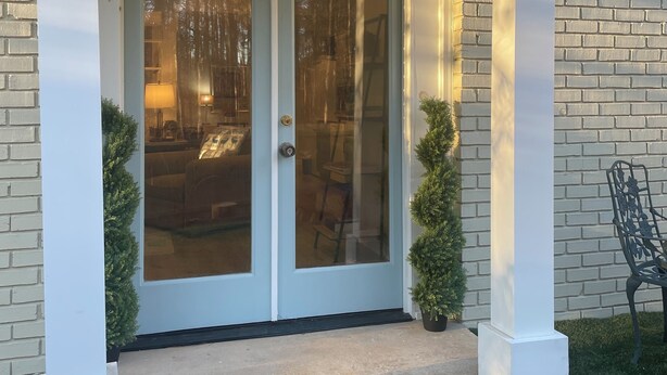 A front entrance with a white door and a small porch area. - Chic 1-bedroom with WiFi and AC in fabulous Alpharetta - Blue Gate (Alpharetta)