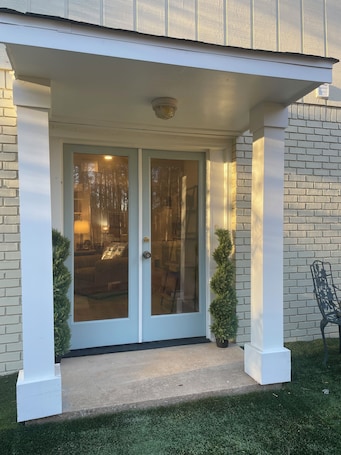 Exterior detail. Chic 1-bedroom with WiFi and AC in fabulous Alpharetta - Blue Gate