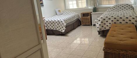 2 bedrooms, in-room safe, desk, WiFi