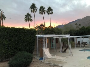 Property grounds - Charming 2-bedroom 2-bathroom furnished house in Palm Springs with AC, WiFi (Palm Springs)