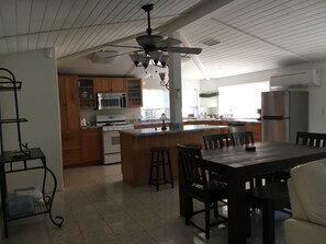 Fridge, microwave, oven, stovetop - Charming 2-bedroom 2-bathroom furnished house in Palm Springs with AC, WiFi (Palm Springs)